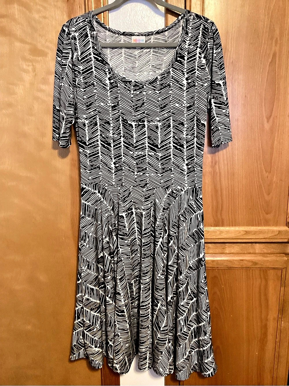 LuLaRoe Amelia Geometric Midi Dress in Black & White, Size Large, EUC